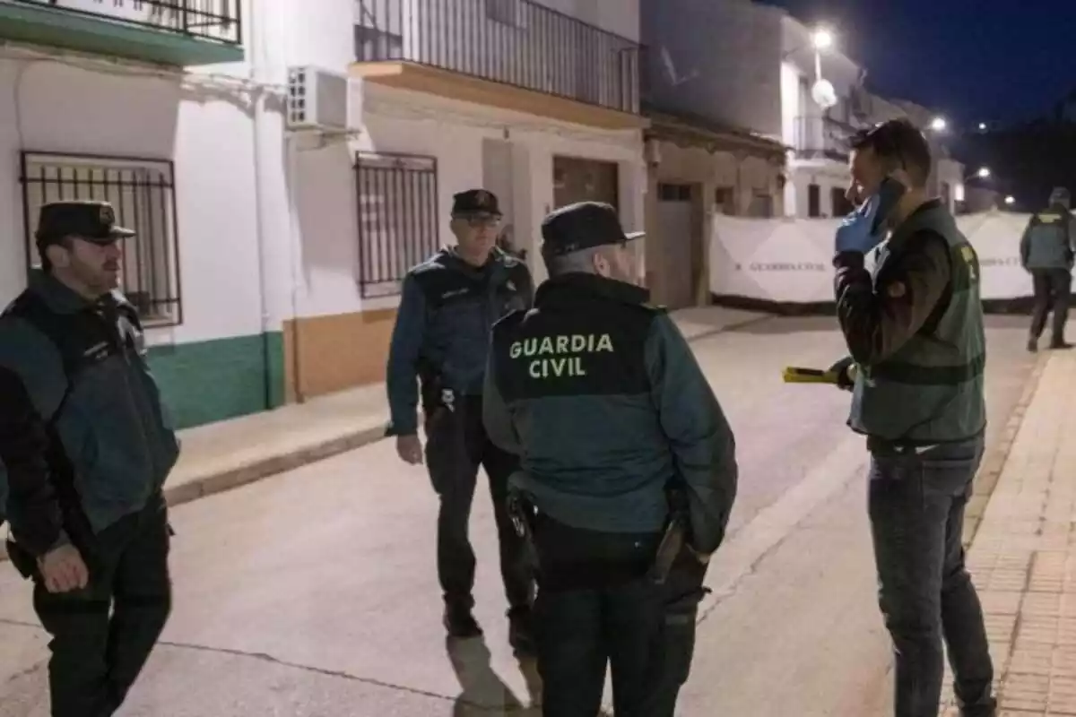 Agents de la Guàrdia Civil a Villanueva de l'Arquebisbe (Jaén), per un presumpte crim masclista