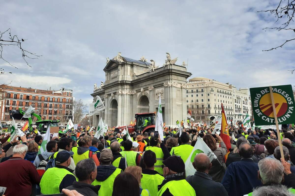 Agricultors manifestant-se a la porta d'Alcalá