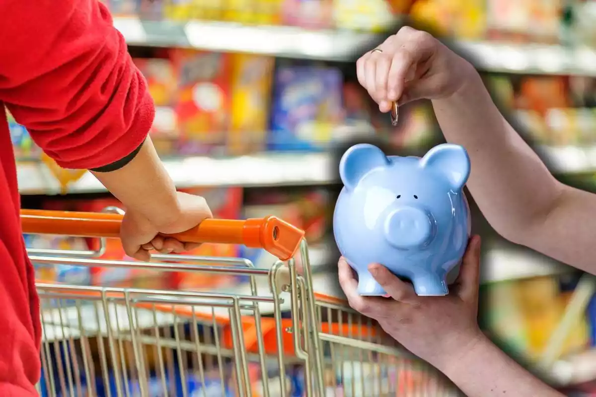 Una persona fent una moneda a la guardiola i un supermercat