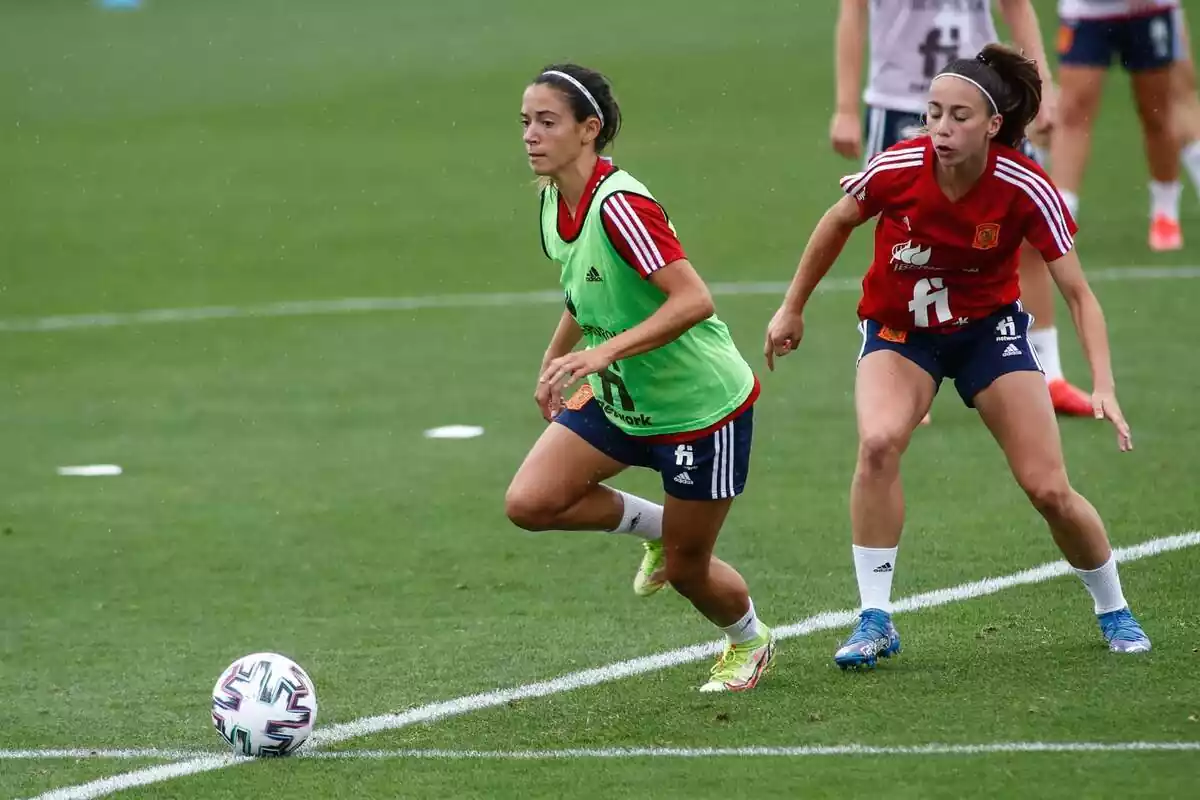 Aitana Bonmatí conduint la pilota al costat d'Athenea del Castillo