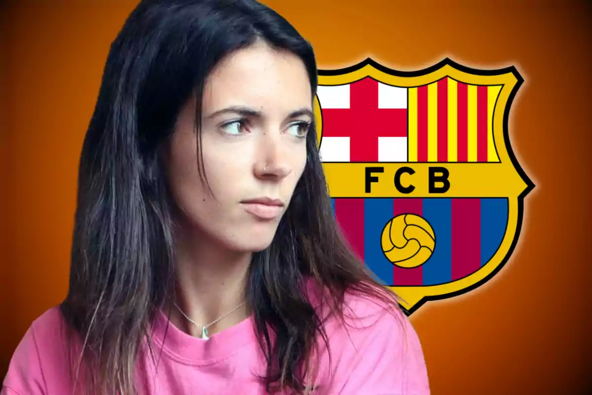 Mujer con camiseta rosa frente al escudo del FC Barcelona sobre un fondo naranja.