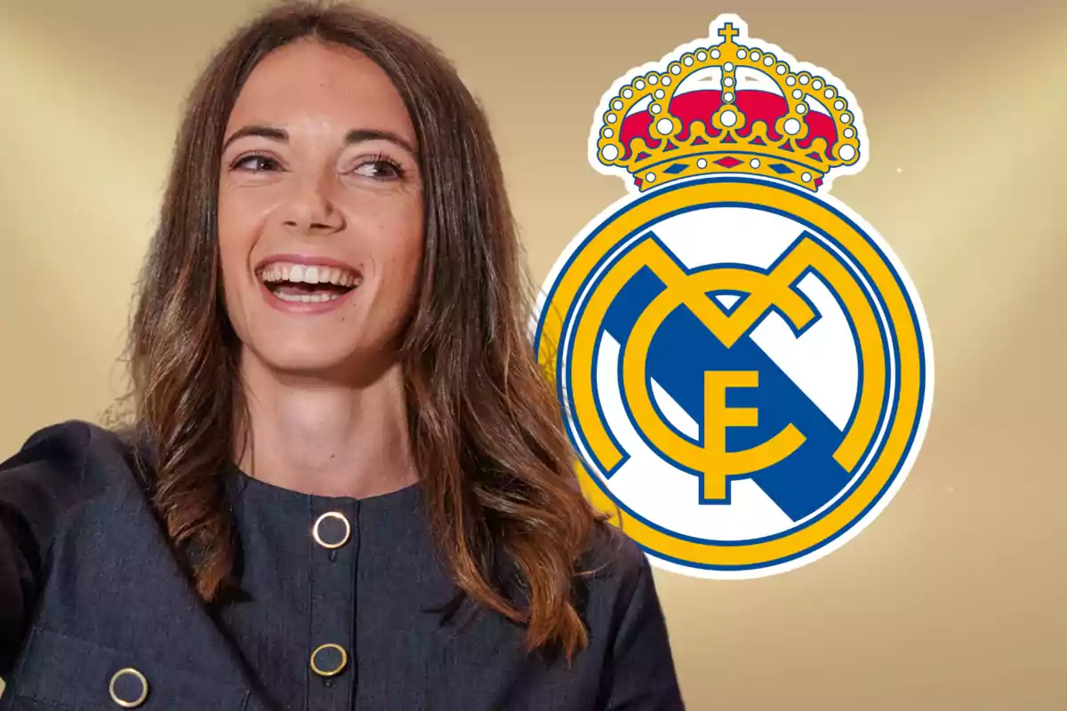 Una mujer sonriente con el escudo del Real Madrid de fondo.