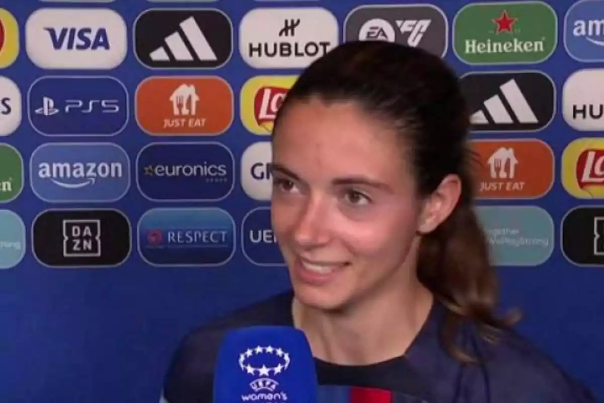Primer pla mitjà d'Aitana Bonmatí amb la samarreta de la selecció espanyola i el trofeu de MVP del Mundial de futbol femení
