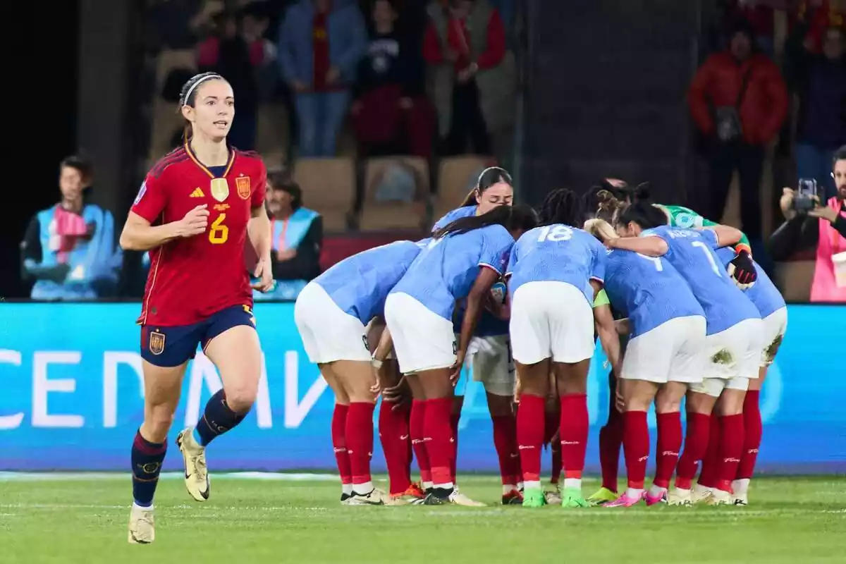 Aitana Bonmatí corrent davant de les jugadores de la Selecció Francesa