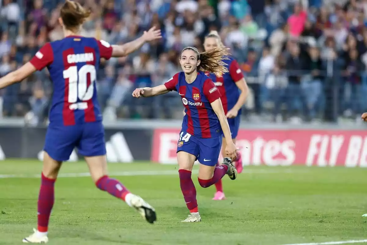 Aitana Bonmatí corre cap a Hansen per abraçar-se després d'un gol