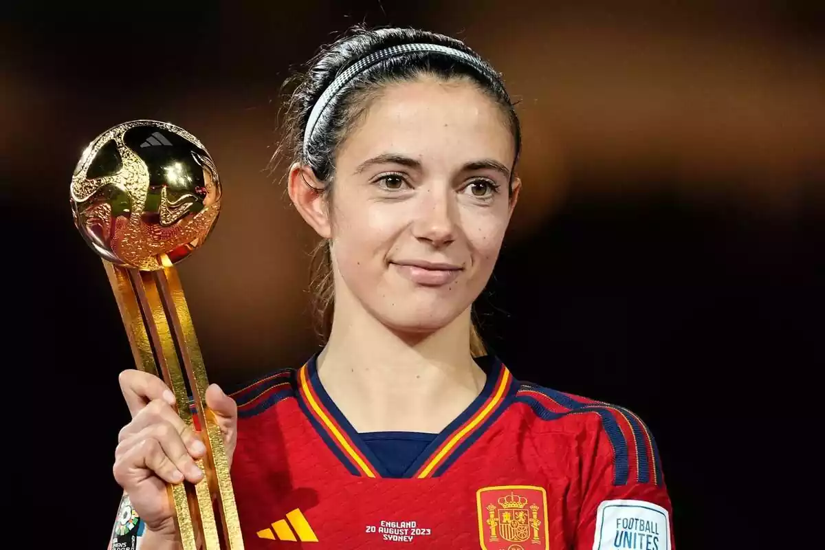 Aitana Bonmatí amb un gran somriure subjectant el trofeu a millor jugadora del passat Mundial