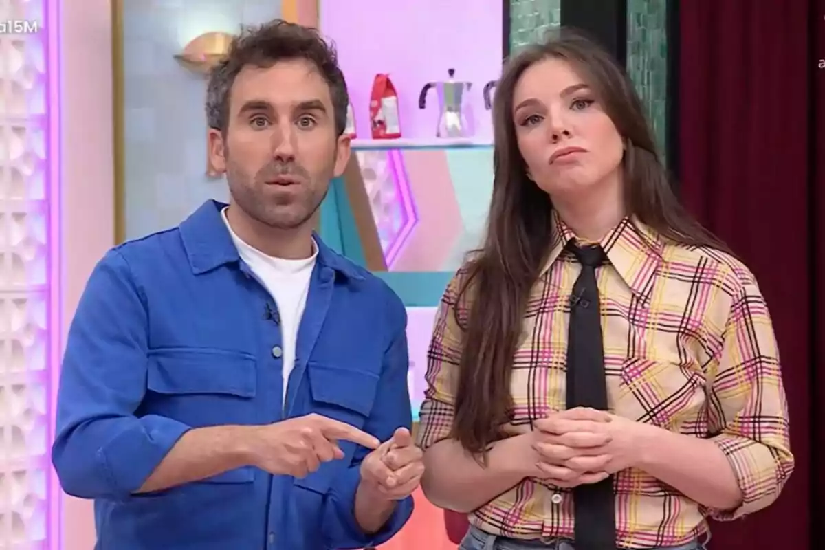 Aitor Albizua i Inés Hernand estan drets a La Família de la Tele, una d'elles porta una camisa blava i l'altra una camisa de quadres amb corbata negra. Aitor Albizua i Inés Hernand estan drets a La Família de la Tele, una d'elles porta una camisa blava i l'altra una camisa de quadres amb corbata negra.