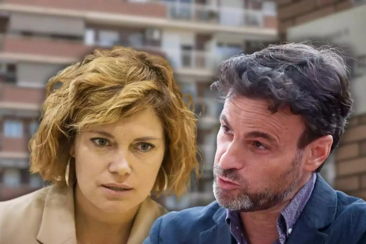 Dues persones adultes conversant amb expressions serioses davant d’un edifici d’apartaments desenfocat.