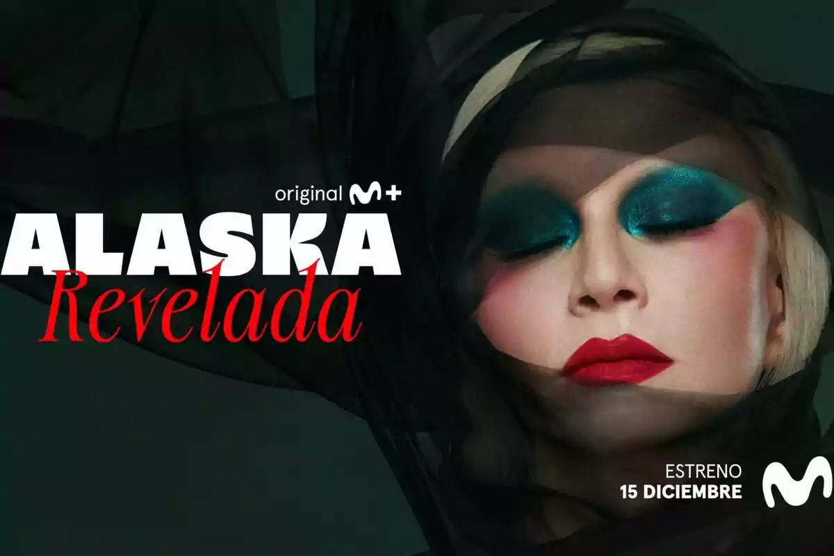 Cartell promocional d'"Alaska Revelada" amb una persona maquillada amb ombres blaves i llavis vermells, embolicada amb un vel negre, al costat del logotip de Movistar Plus i la data d'estrena 15 de desembre.