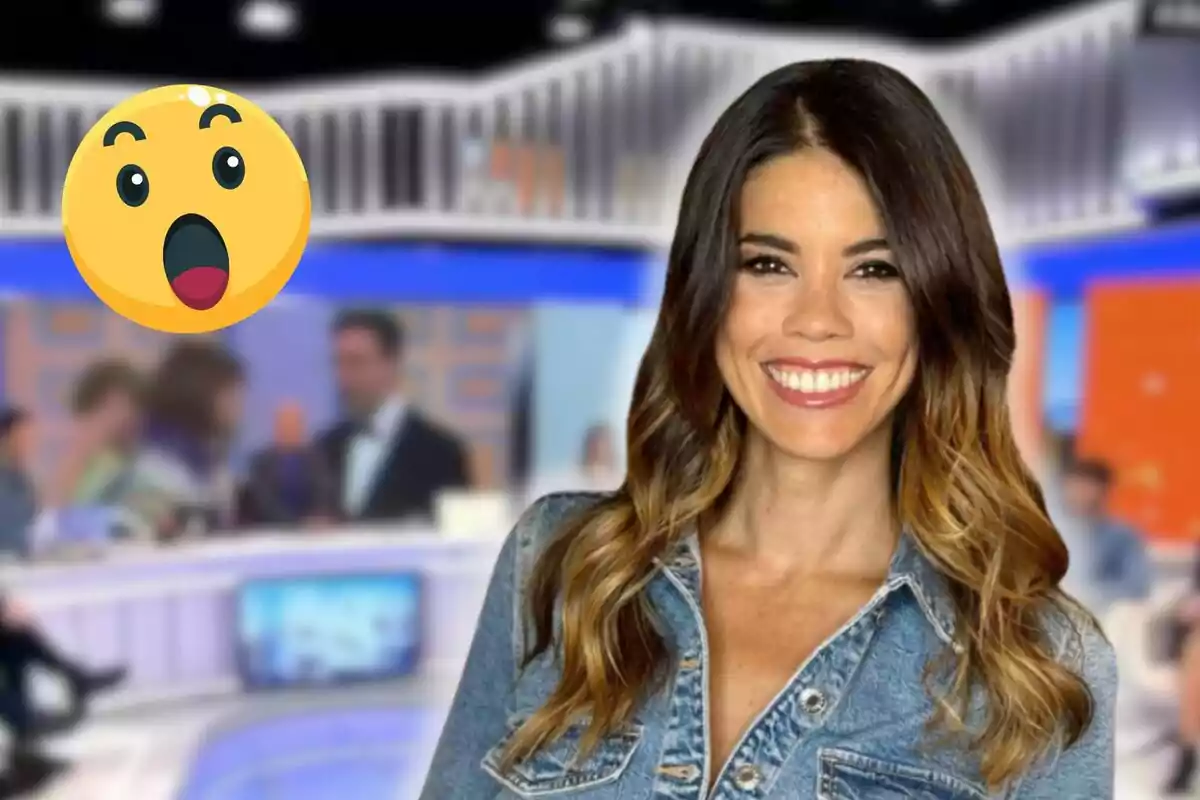 Una dona somrient amb cabells llargs i ondulats porta una jaqueta de mezclilla en un estudi de televisió amb un emoji sorprès a la cantonada.