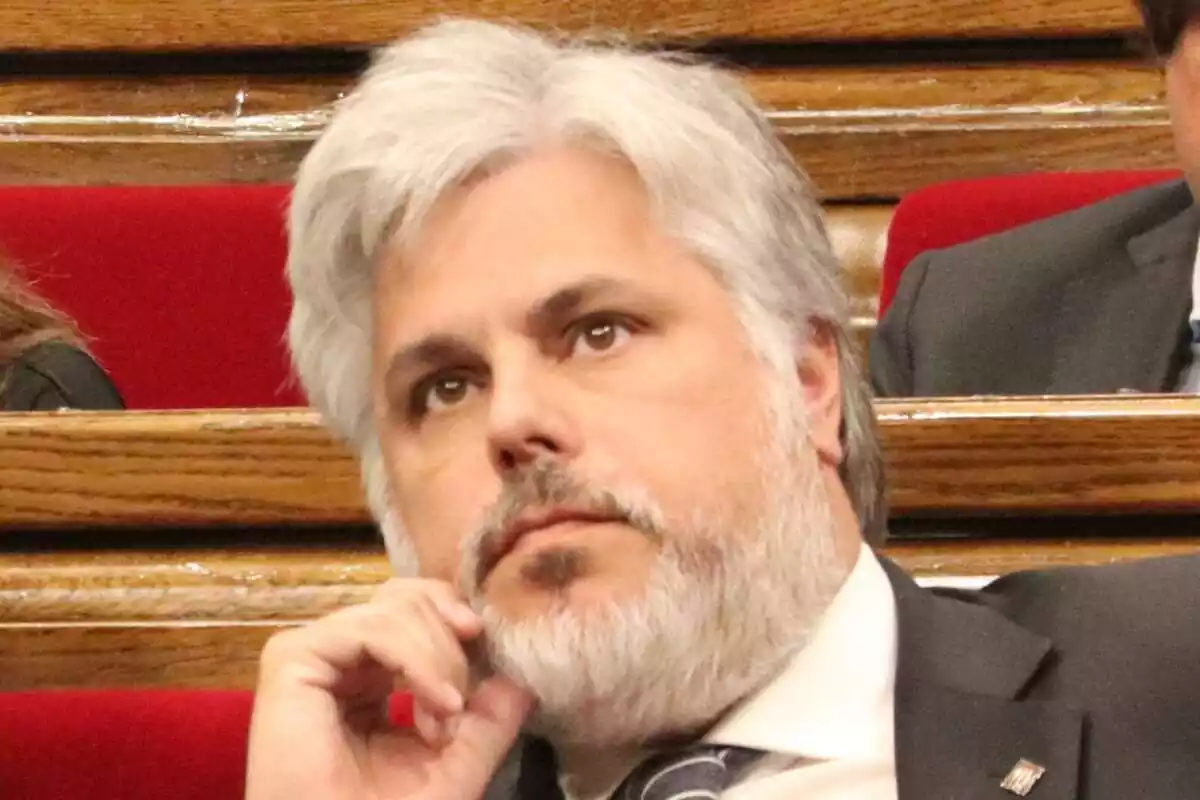 Primer pla d'Albert Batet molt pensatiu assegut al parlament de catalunya