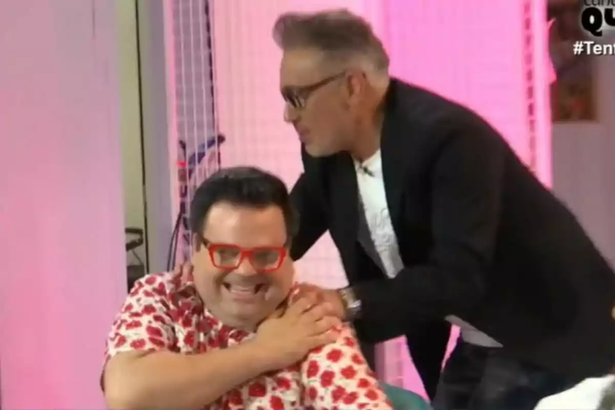 Kiko Hernández i Alberto Guzmán en un ambient interior a Tentáculos, una d'elles amb ulleres vermelles i camisa estampada somriu mentre l'altra, amb ulleres fosques i jaqueta negra, li toca l'espatlla. Kiko Hernández i Alberto Guzmán en un ambient interior a Tentáculos, una d'elles amb ulleres vermelles i camisa estampada somriu mentre l'altra, amb ulleres fosques i jaqueta negra, li toca l'espatlla.