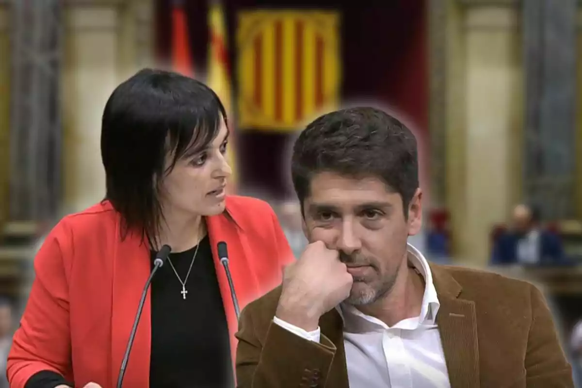 Dues persones en un entorn parlamentari, una dona parlant a un podi i un home pensatiu en primer pla.