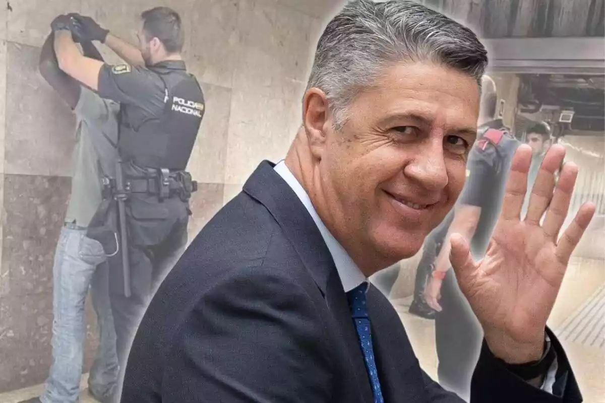 Muntatge amb un primer pla mitjà de Xavier García Albiol rient i saludant i de fons una foto d'un operatiu policial contra un manter