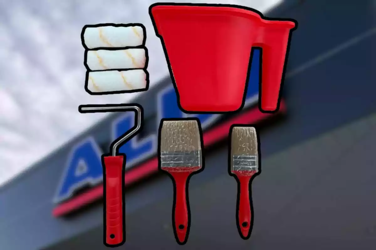 Imatge d´un conjunt d´eines de pintura que inclou un corró amb tres recanvis, dues brotxes i una cubeta vermella, amb un fons desenfocat d´un rètol. Imatge d´un conjunt d´eines de pintura que inclou un corró amb tres recanvis, dues brotxes i una cubeta vermella, amb un fons desenfocat d´un rètol.