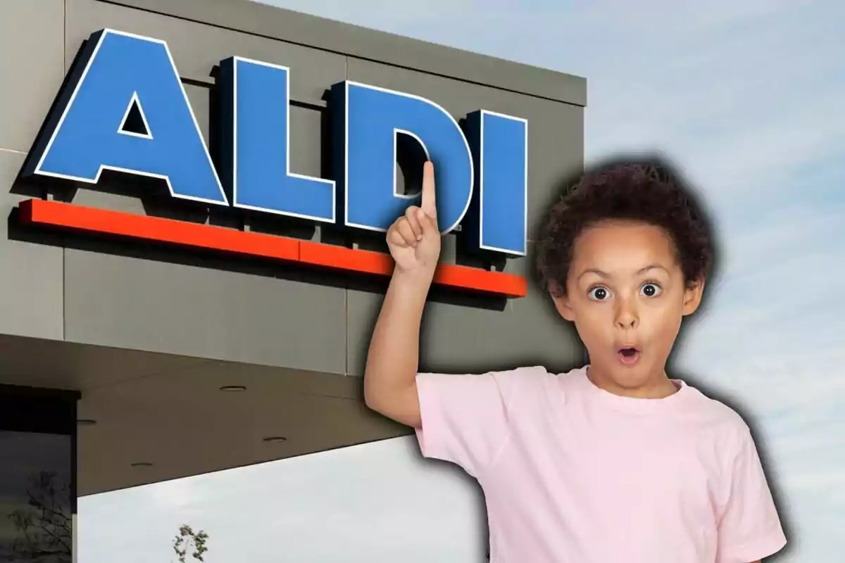 Un nen amb expressió de sorpresa assenyala el rètol d?una botiga Aldi.