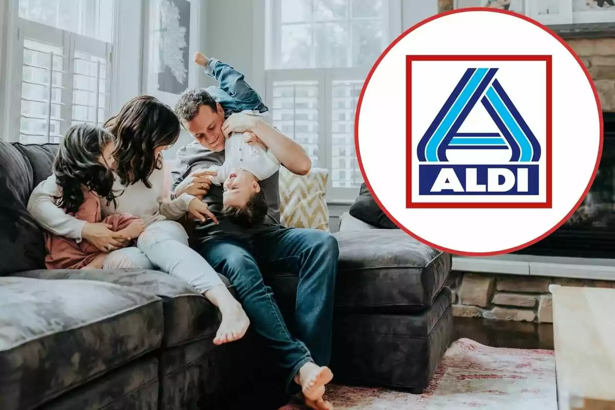 Una família jugant en un sofà en una sala d'estar amb el logotip d'Aldi superposat a la cantonada dreta.