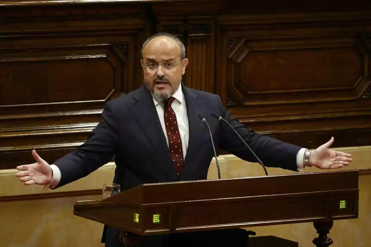 Alejandro Fernández parlant en un podi amb micròfons al Parlament de Catalunya