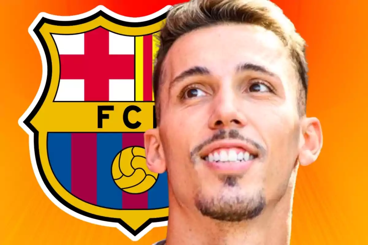 Home somrient amb barba retallada davant de l'escut del FC Barcelona sobre un fons taronja
