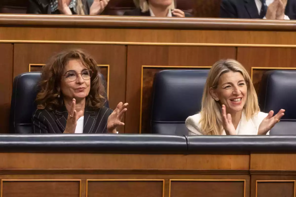 María Jesús Montero i Yolanda Díaz aplaudint assegudes en un parlament.