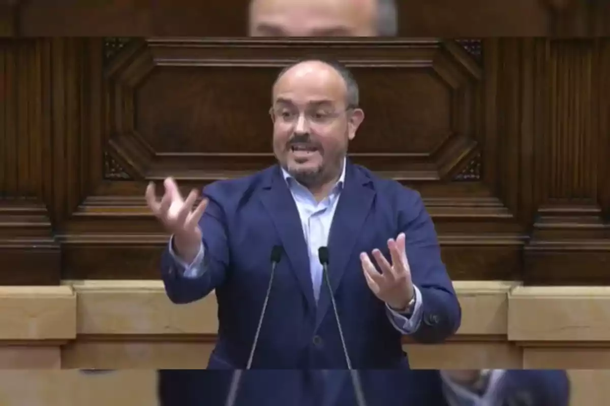 Alejandro Fernández gesticula mentre parla en un podi de fusta.