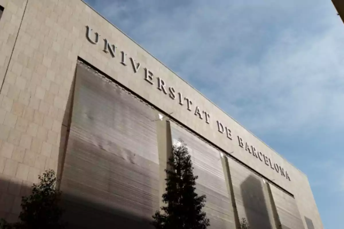 Edifici de la Universitat de Barcelona amb cel clar.