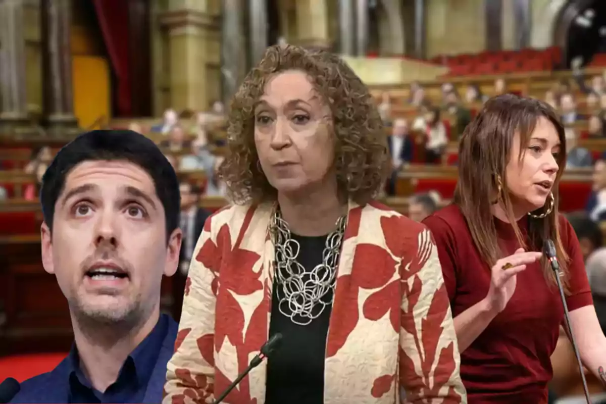 Tres persones parlant en un parlament amb un fons desenfocat de seients i públic