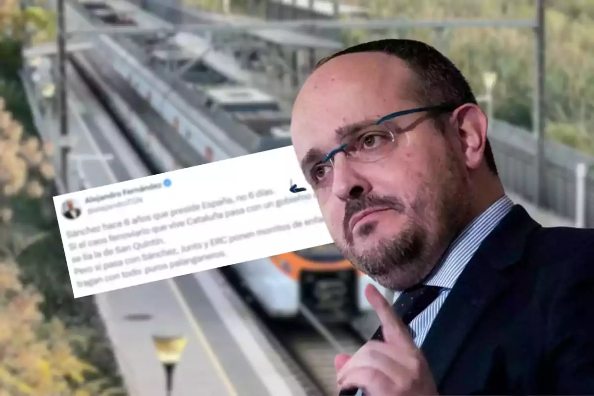 Alejandro Fernández apareix en primer pla, assenyalant amb el dit índex, mentre que al fons es veu una estació de tren amb diversos trens i un tuit superposat a la imatge.