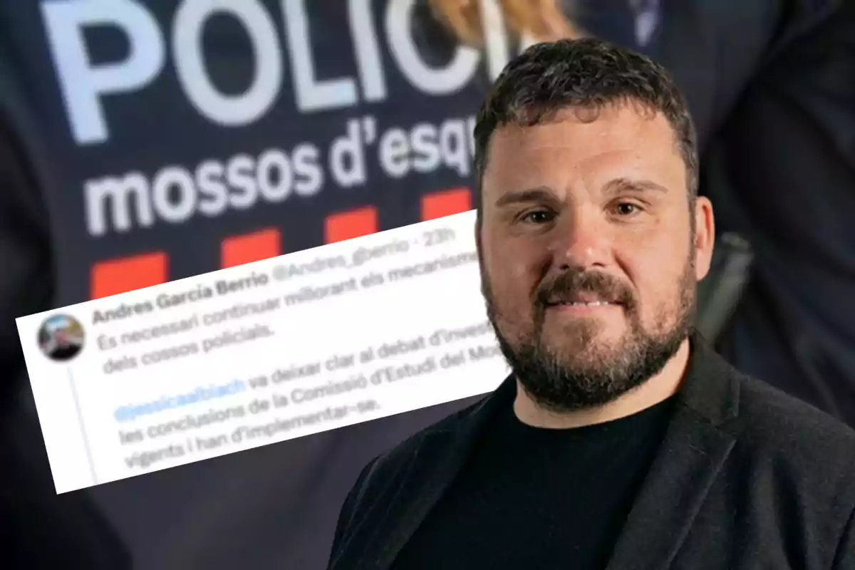 El diputat dels comuns Andrés García Bierro, mentre que al fons es pot veure una imatge borrosa d?un uniforme dels Mossos d?Esquadra i un tuit