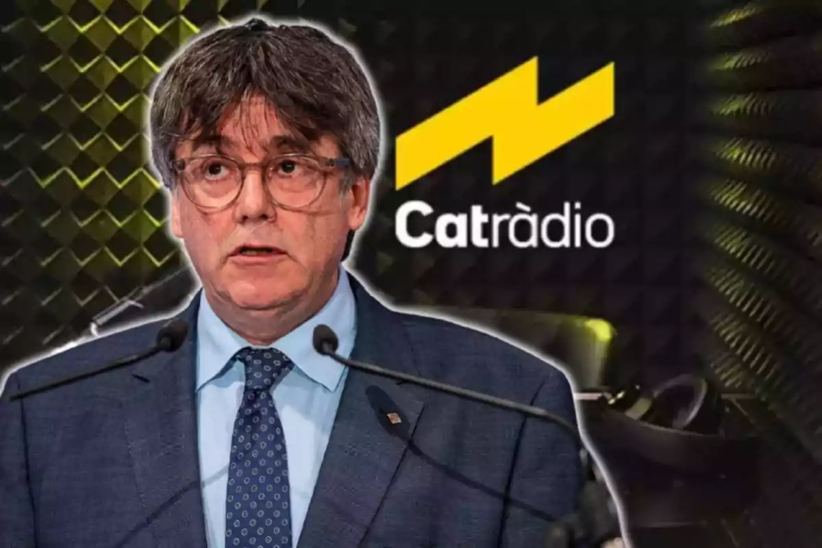 Puigdemont parlant davant de micròfons amb el logotip de CatRàdio al fons.