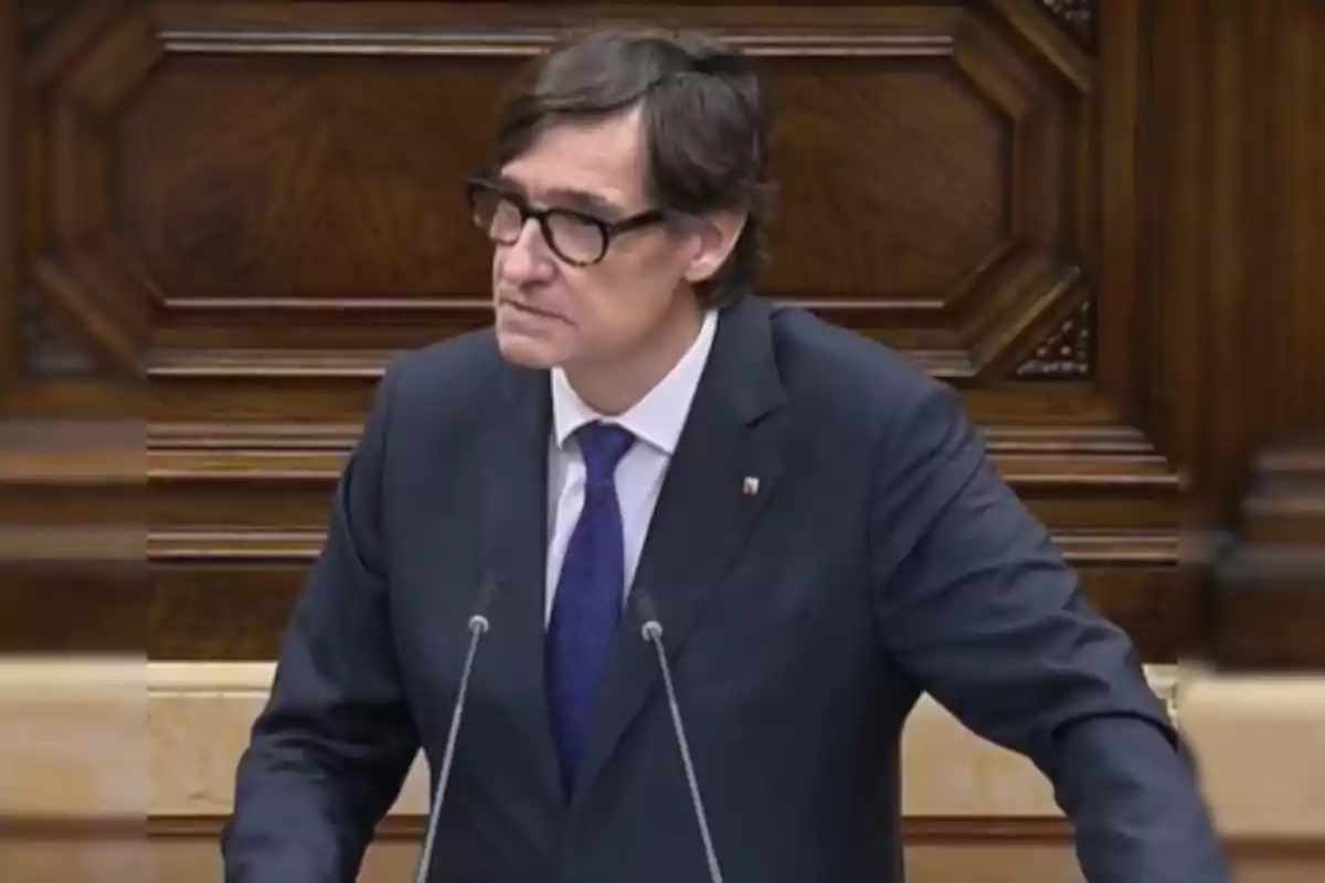 El president de la Generalitat, Salvador Illa, parlant des del faristol del Parlament de Catalunya