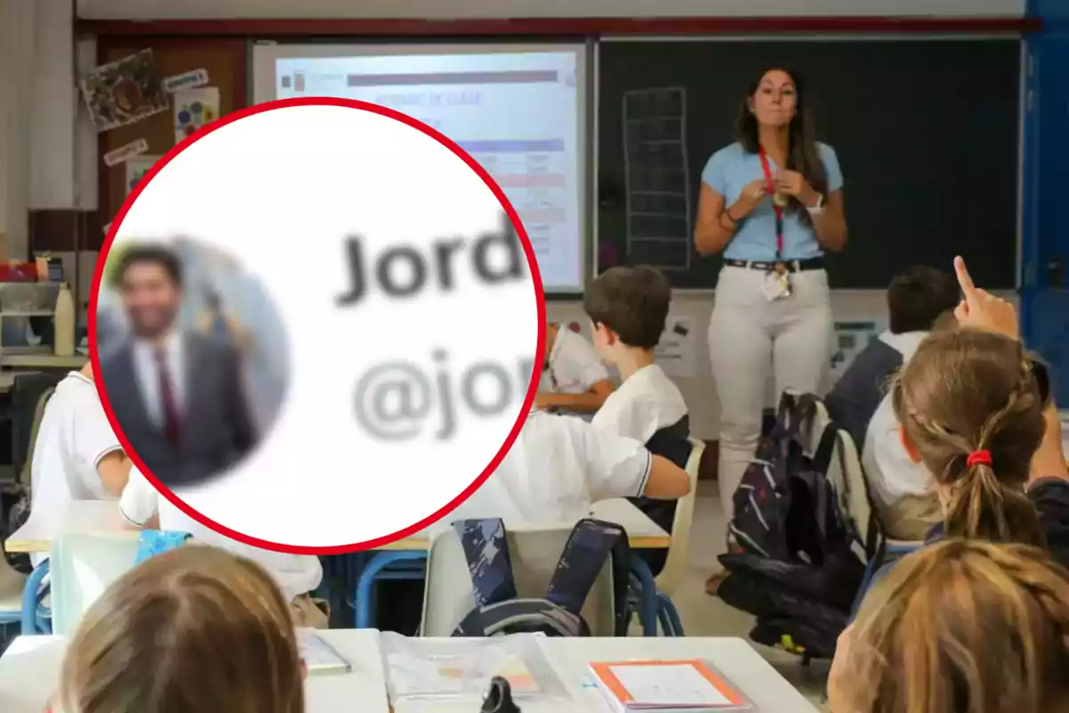 Una mestra està dreta davant d'una classe de nens, amb una pantalla de projector i una pissarra darrere seu; en primer pla, hi ha un cercle vermell que ressalta una borrosa imatge d'un home amb un nom i un identificador de xarxes socials parcialment visibles.