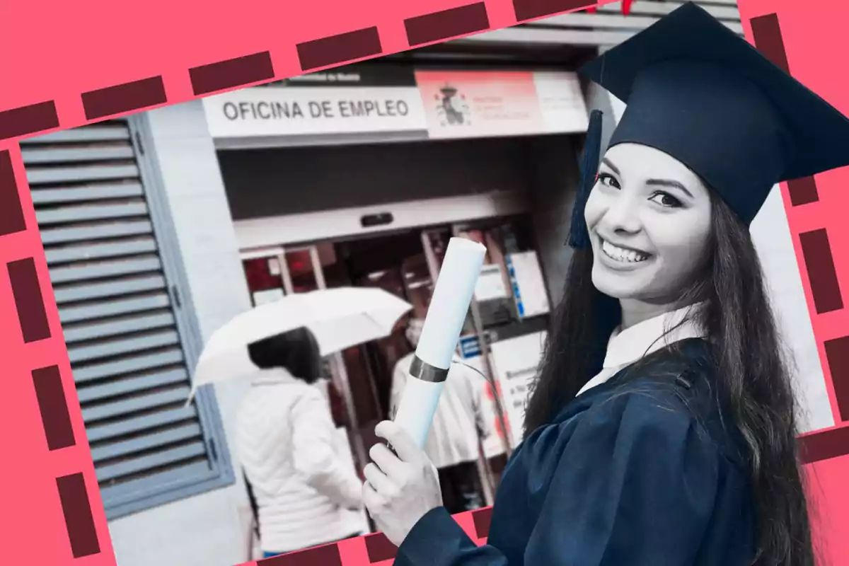 Una jove graduada amb toga i birret somriu mentre sosté el diploma davant d'una oficina d'ocupació.