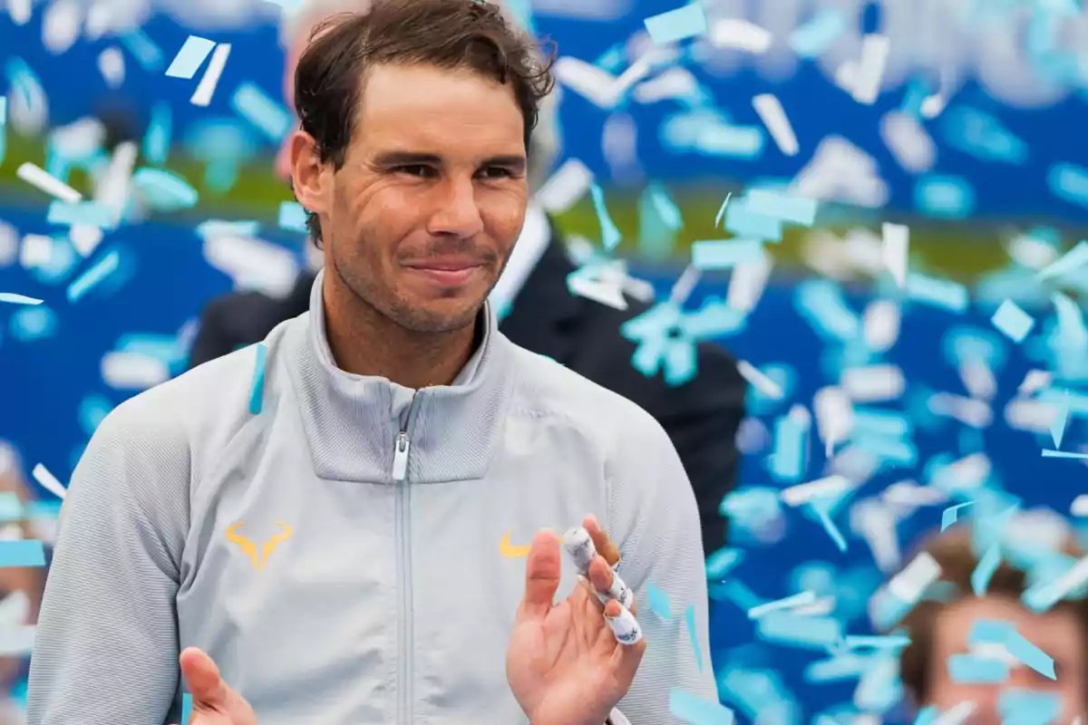 Rafa Nadal, envoltat de confeti blau i blanc.