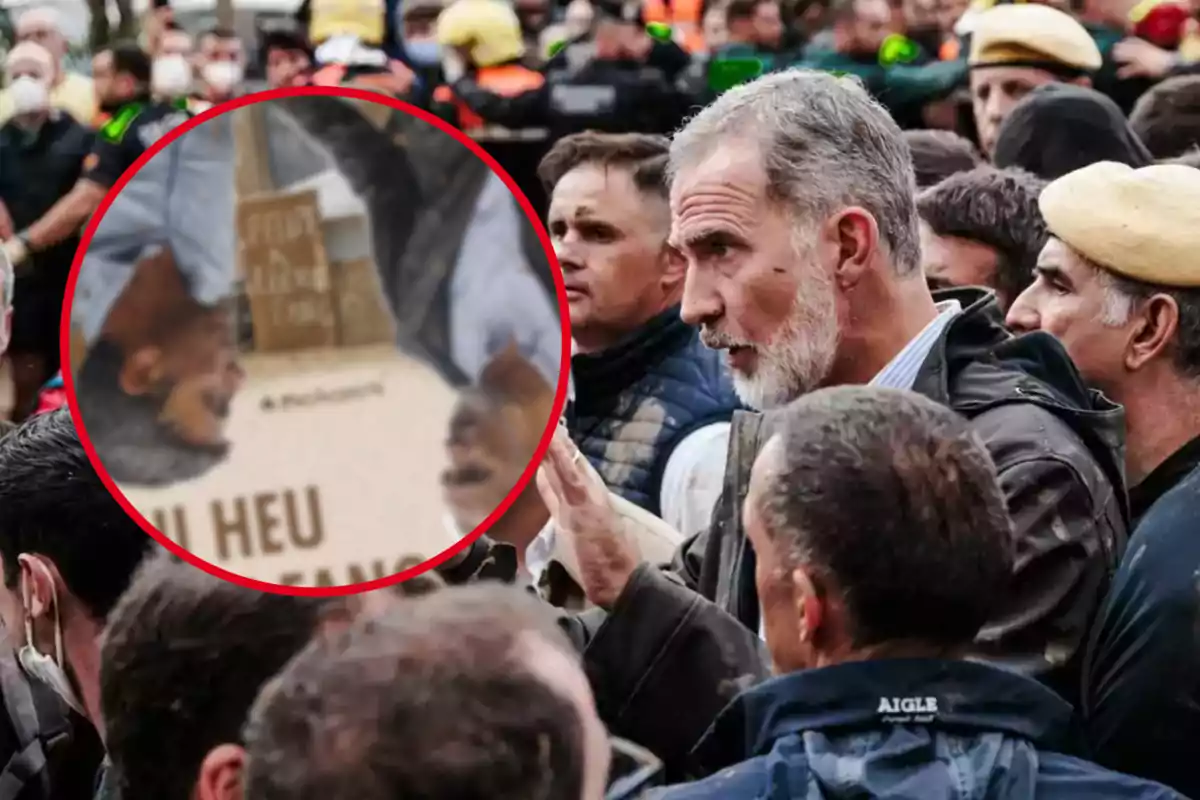 Un grup de persones, algunes amb uniformes, envolten un home de cabell canós que sembla estar parlant en una situació a l'aire lliure.