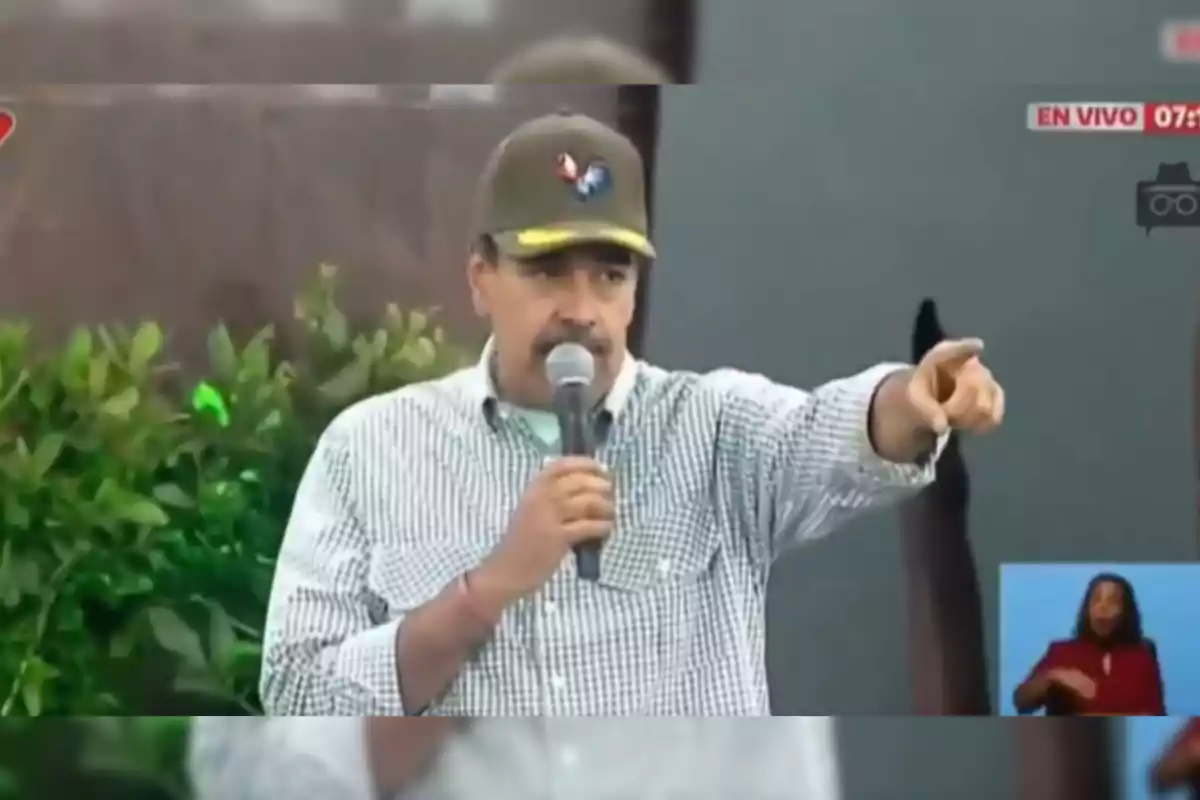 Nicolás Maduro parla per un micròfon mentre assenyala amb el dit, amb un intèrpret de llenguatge de senyals a la cantonada inferior dreta i un rètol de "EN VIU" a la cantonada superior dreta.