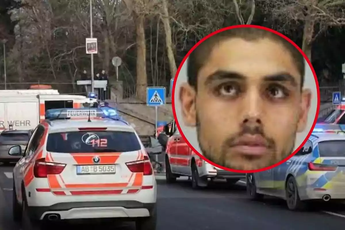 Una escena de emergencia con vehículos de policía y ambulancias en una calle, con un recuadro que muestra el rostro de un hombre.