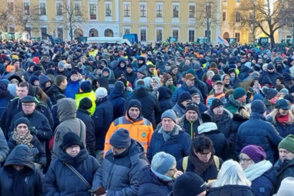 Centenars de persones abrigades concentrats en una manifestació de protesta a Alemanya