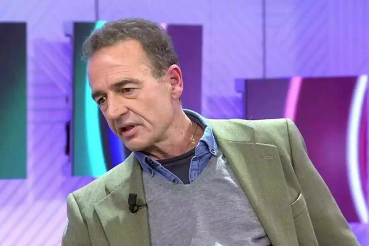 Alessandro Lequio, amb rostre d'enuig, al plató del programa de Telecinco 'Vamos a veure'