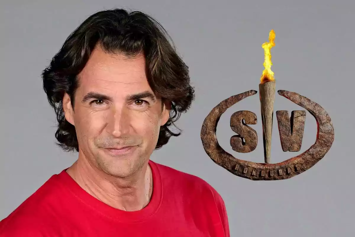 Álex Adrover con cabello oscuro y una camiseta roja está junto a un logotipo que tiene una antorcha encendida y las letras "SV" (Supervivientes).