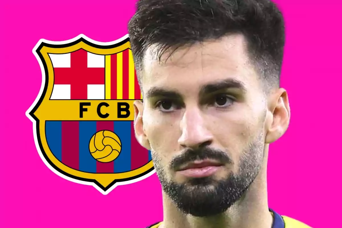 Hombre con barba frente al escudo del FC Barcelona sobre un fondo rosa.