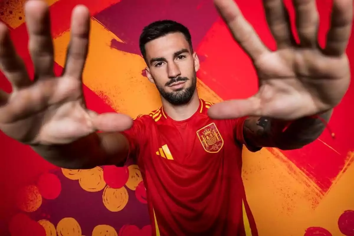 Álex Baena amb l'equipació de La Roja