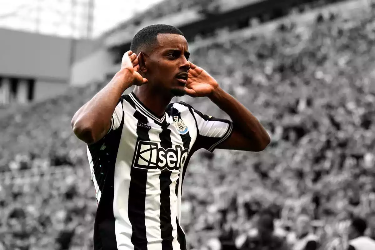 Alexander Isak se lleva las manos a los oídos tras marcar un gol con el Newcastle