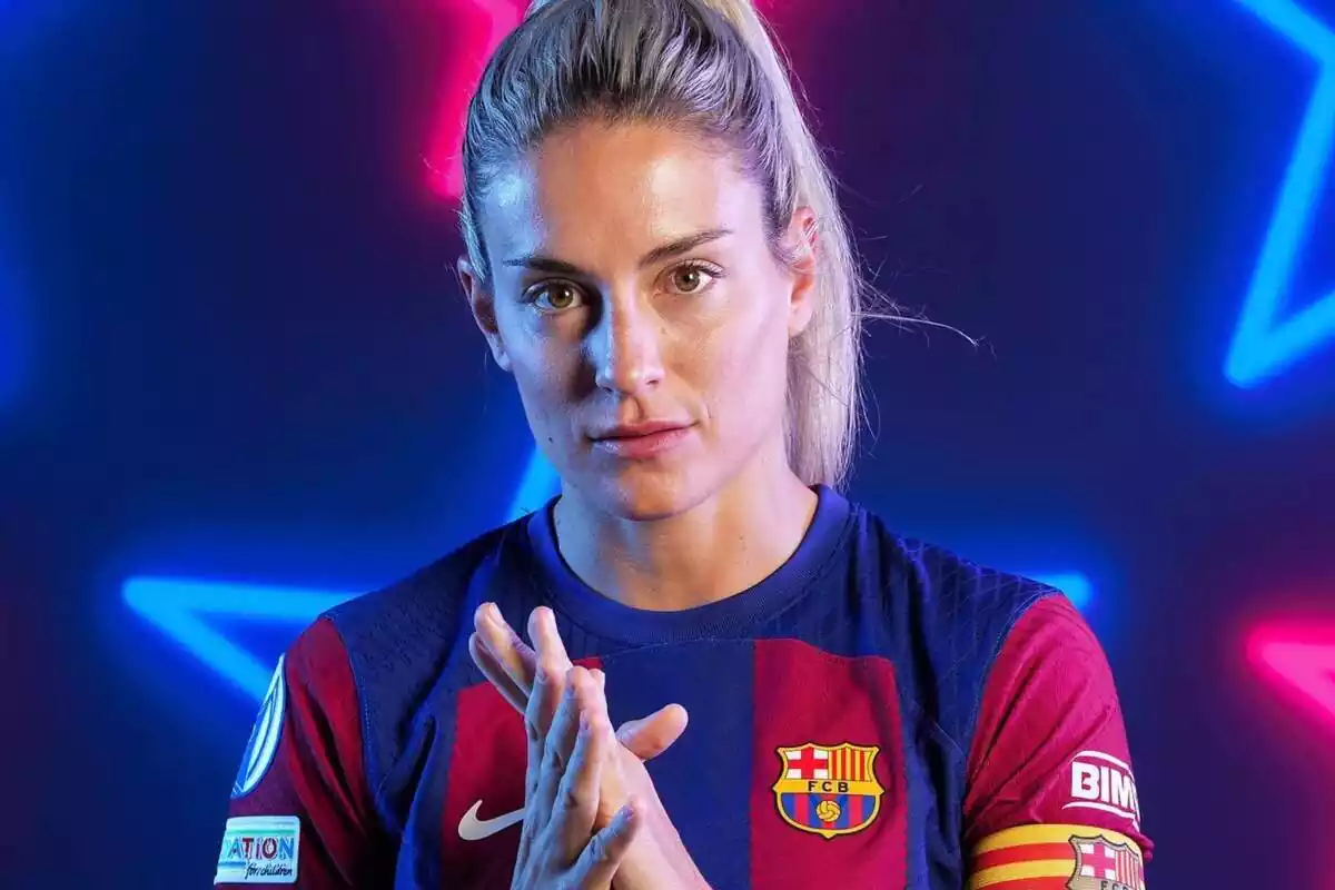 Alexia Putellas es frega les mans amb la samarreta del FC Barcelona mentre mira a càmera