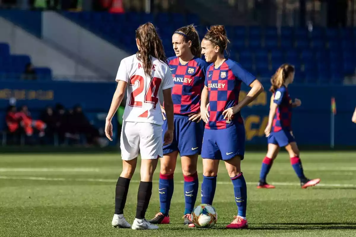 Alexia Putellas amb Melanie Serrano durant un partit del FC Barcelona femení