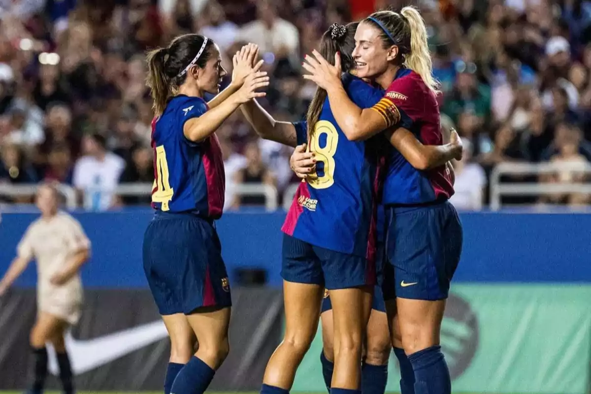 Jugadores de futbol celebrant un gol amb una abraçada al camp. Jugadores de futbol celebrant un gol amb una abraçada al camp.