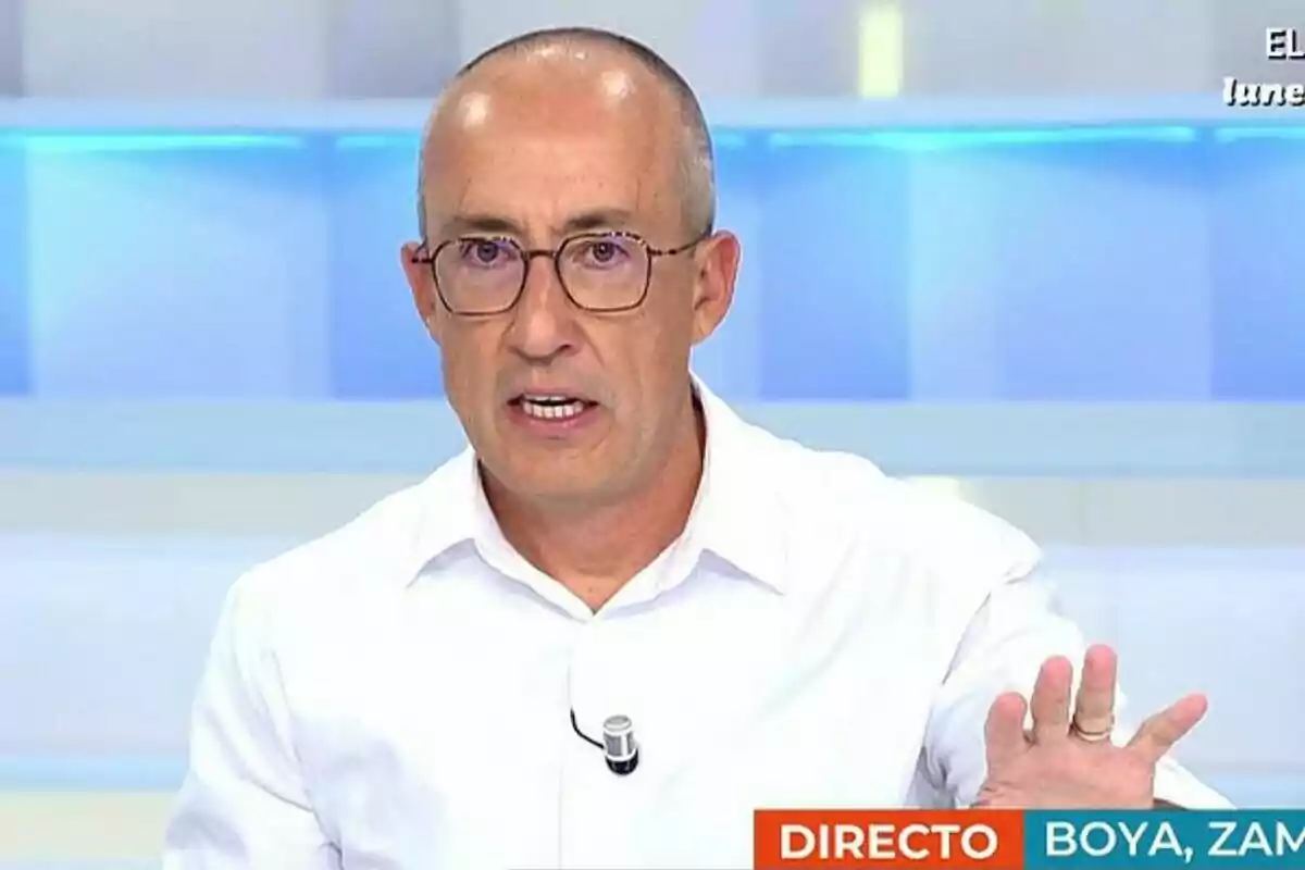 Captura d'Alfonso Egea amb ulleres i camisa blanca parlant a Anem a ver