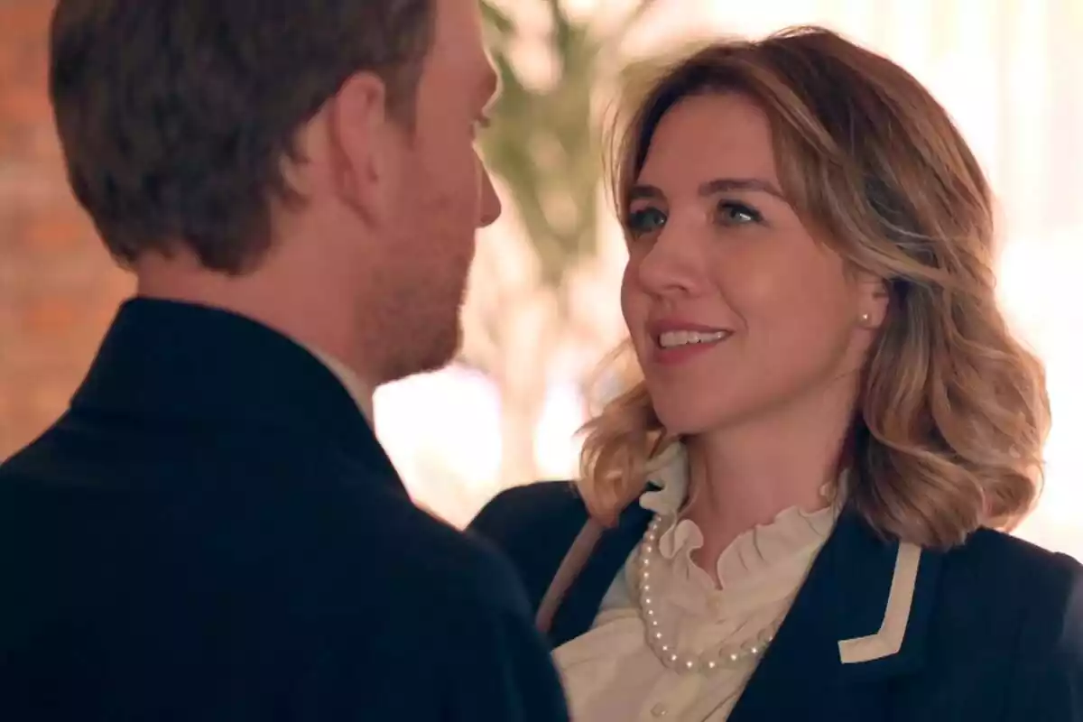 Plano corto de Alicia mirando a los ojos a Chimo con rostro sonriente en una escena de la serie 'Amar es para siempre' Plano corto de Alicia mirando a los ojos a Chimo con rostro sonriente en una escena de la serie 'Amar es para siempre'