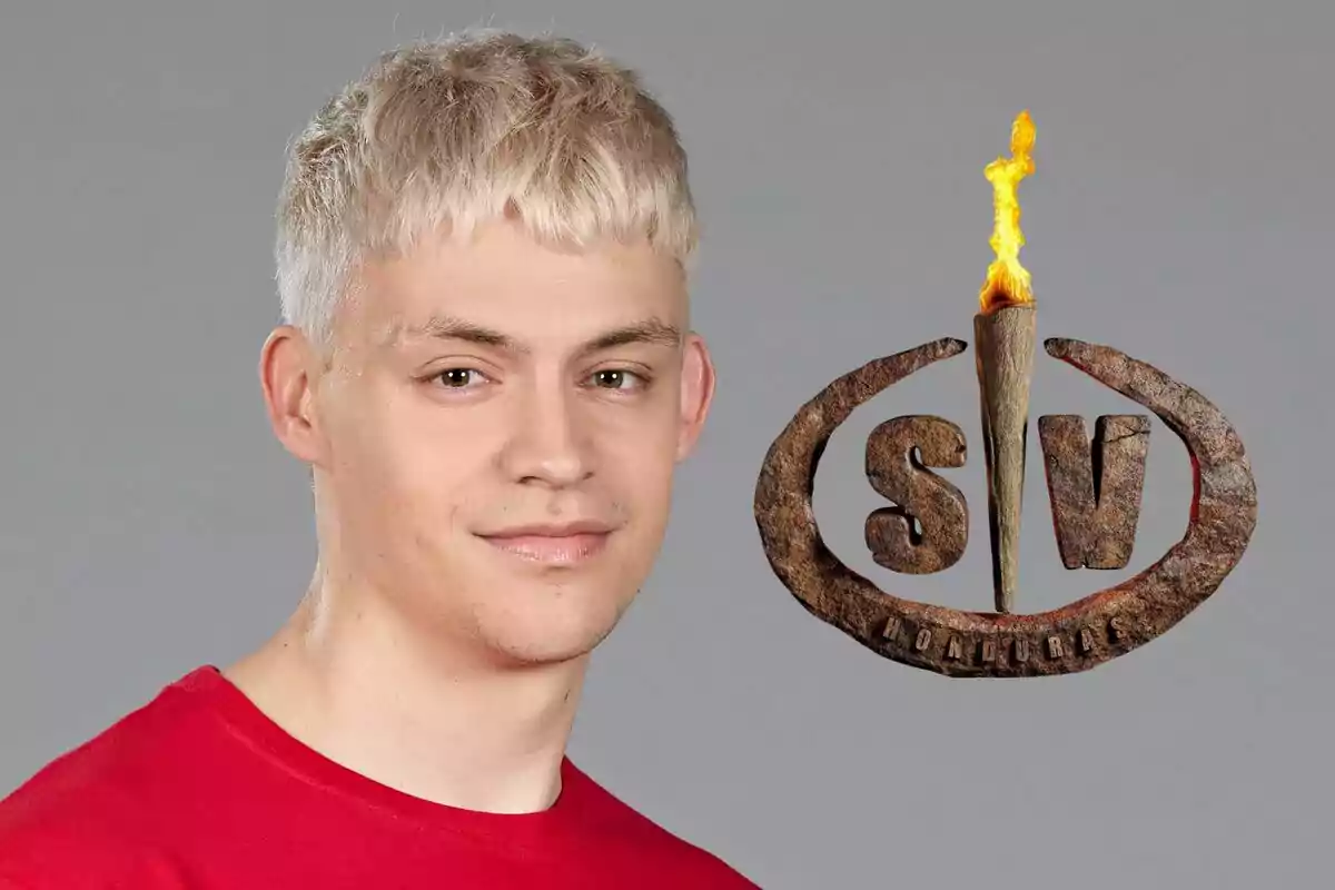 Almácor de cabello rubio corto con una camiseta roja junto a un logotipo que tiene una antorcha encendida y las letras "SV" (Supervivientes).