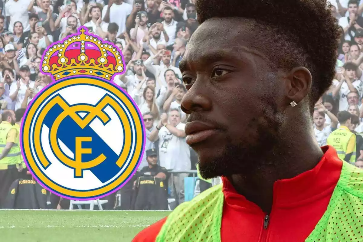 Alphonso Davies mirant l'escut del Reial Madrid